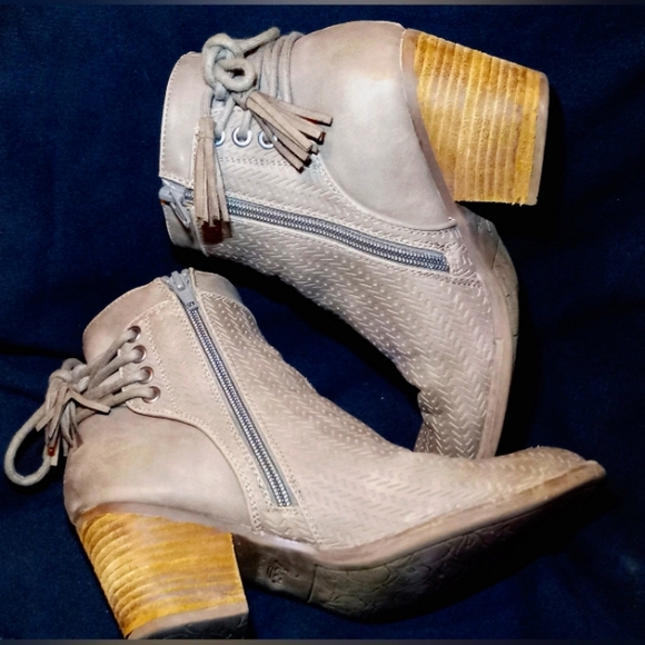 'Roxy' Boots. - Picture 3 of 3